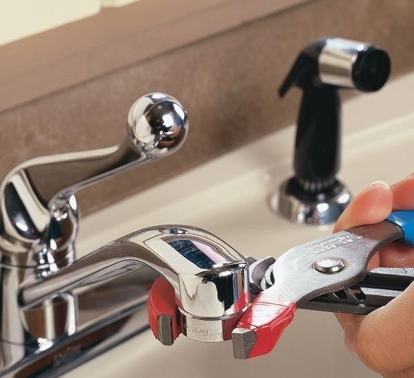 چگونه مسیر شیر اشپزخانه را باز کنیم؟